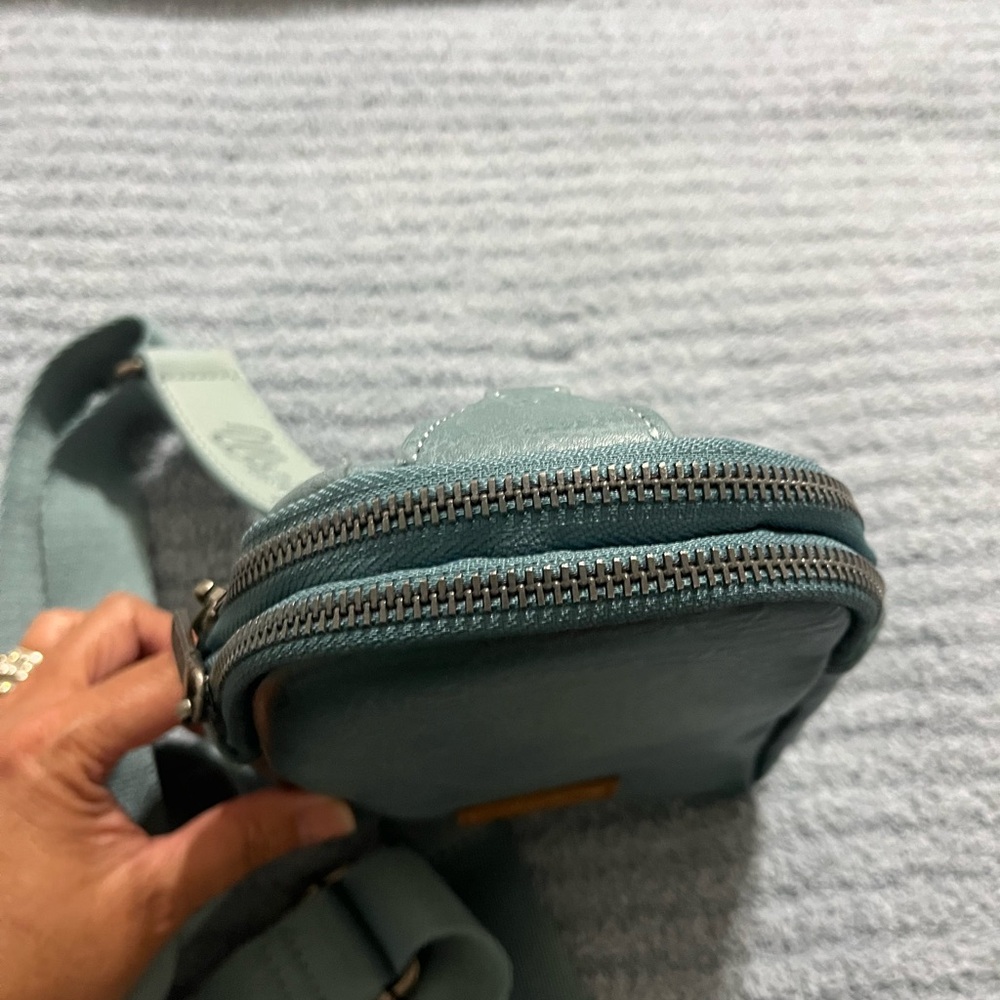 Wrangler Green Compact Crossbody Bag with Adjustable Strap - Picture 2 of 3